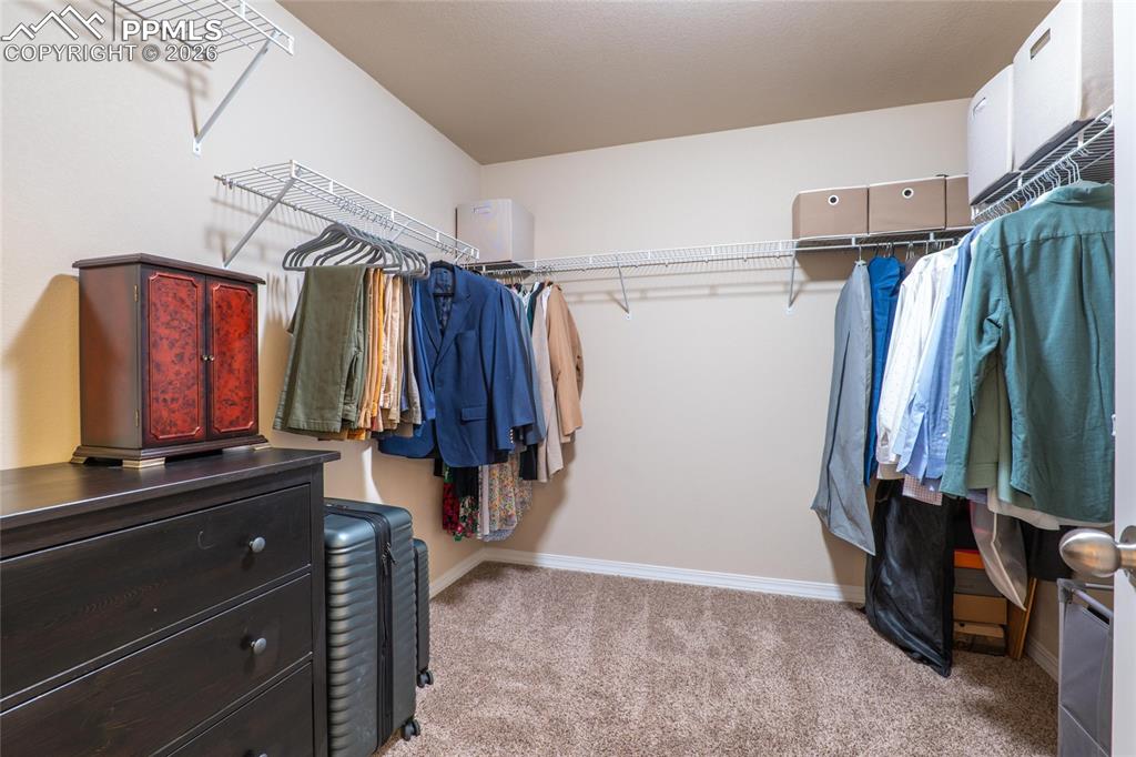 Image 35 of 50: Closet