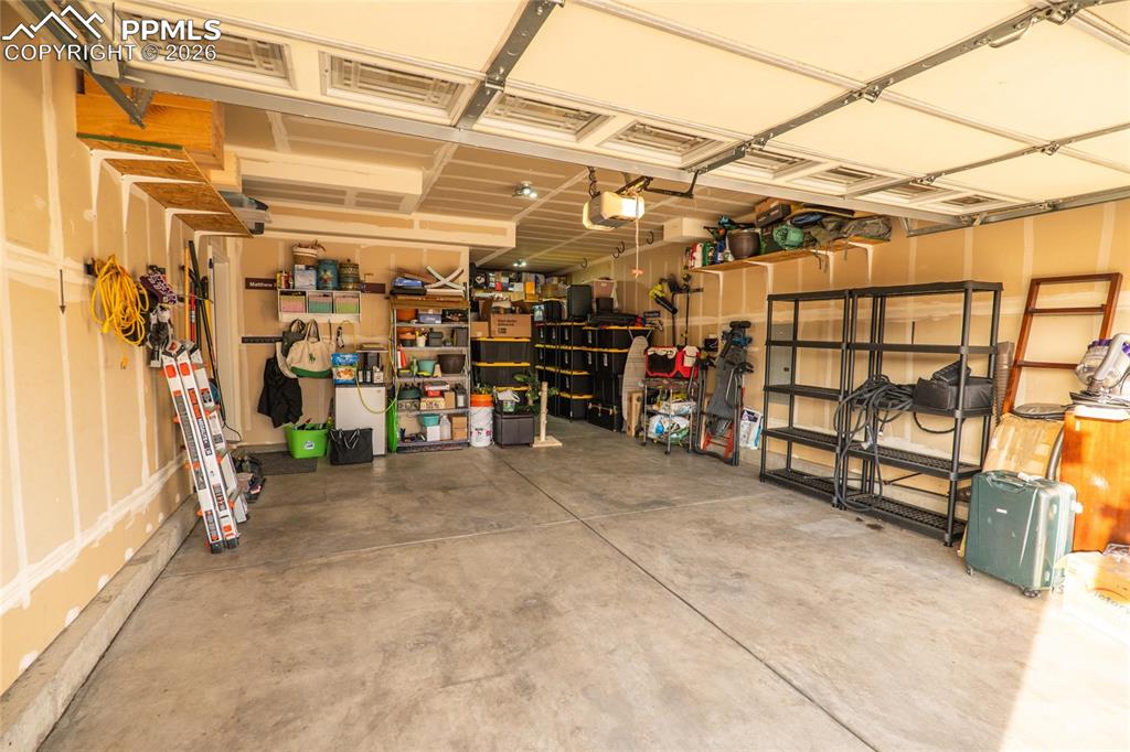 Image 36 of 50: Garage