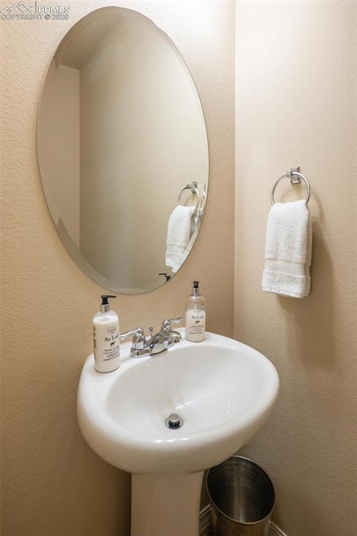 Image 9 of 50: Bathroom
