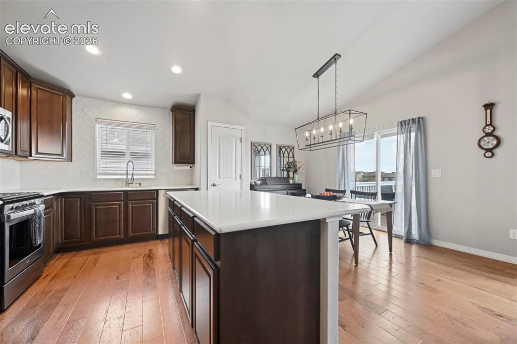 Image 15 of 40: Kitchen