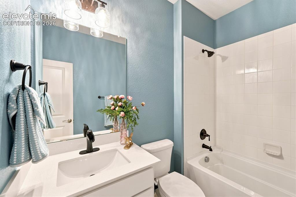 Image 33 of 48: Bathroom