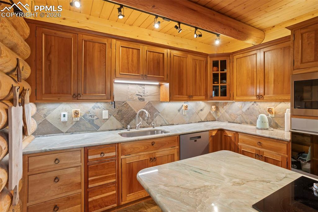 Image 22 of 37: Kitchen