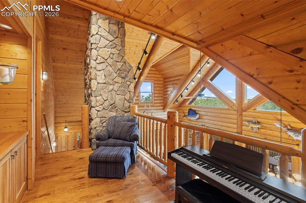 Image 23 of 37: Sitting Room