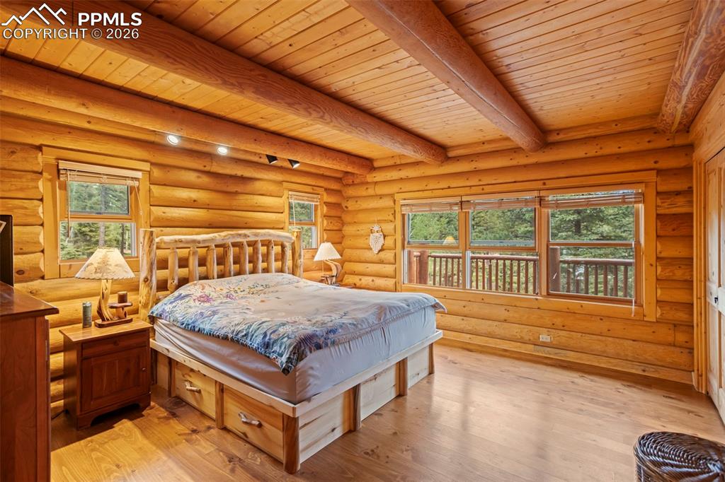 Image 24 of 37: Bedroom