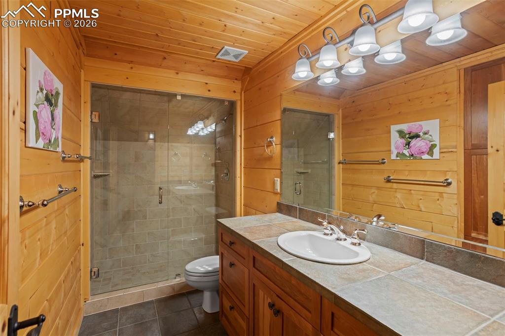 Image 26 of 37: Bathroom