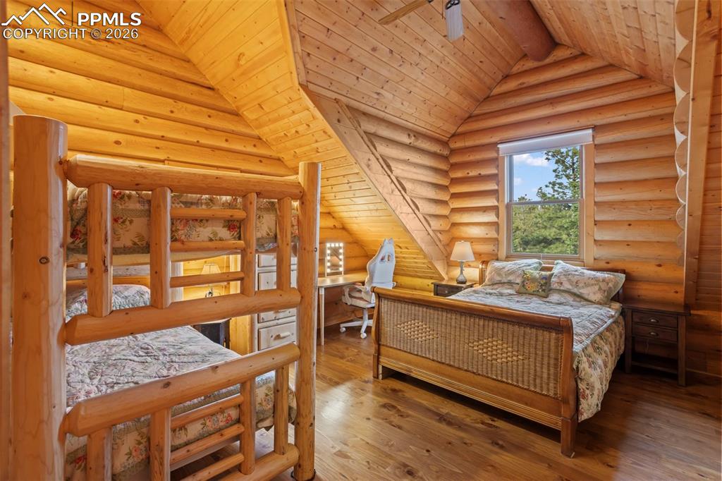 Image 27 of 37: Bedroom