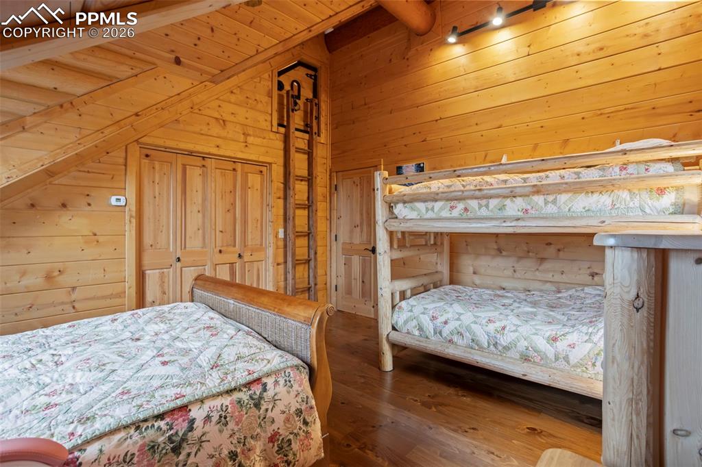 Image 28 of 37: Bedroom