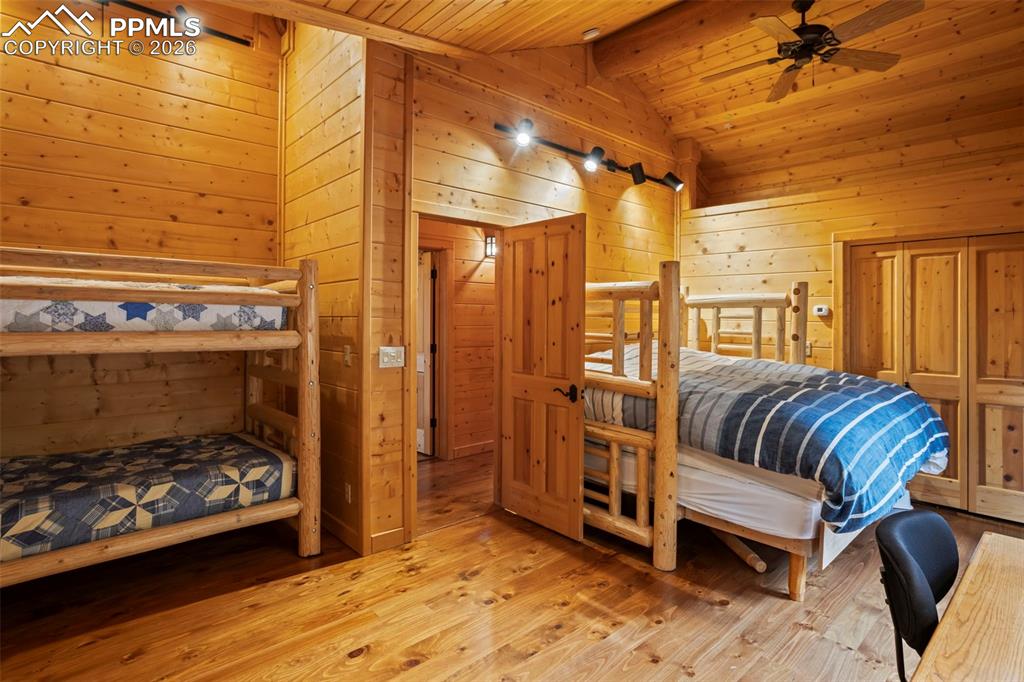 Image 29 of 37: Bedroom