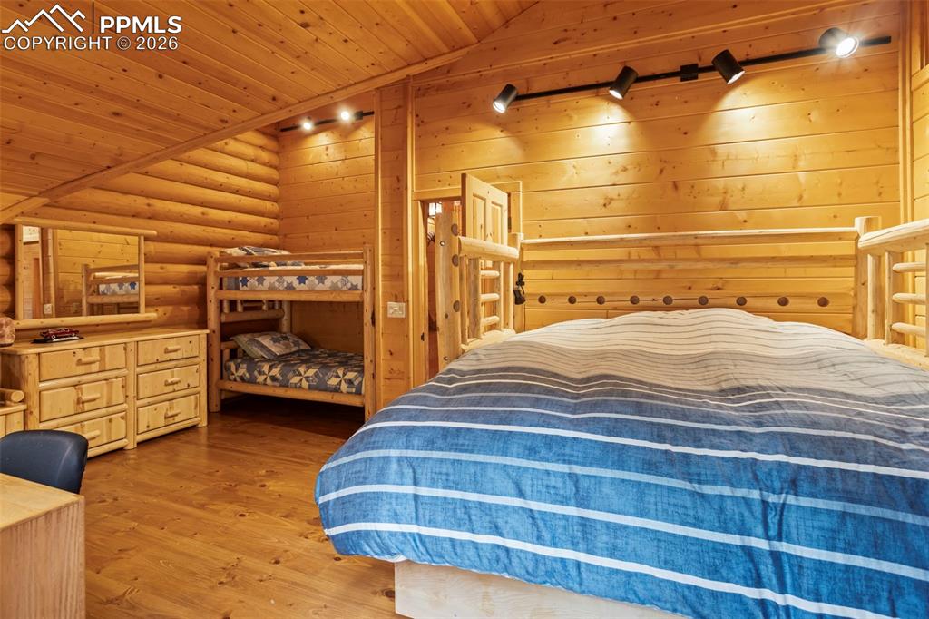 Image 31 of 37: Bedroom