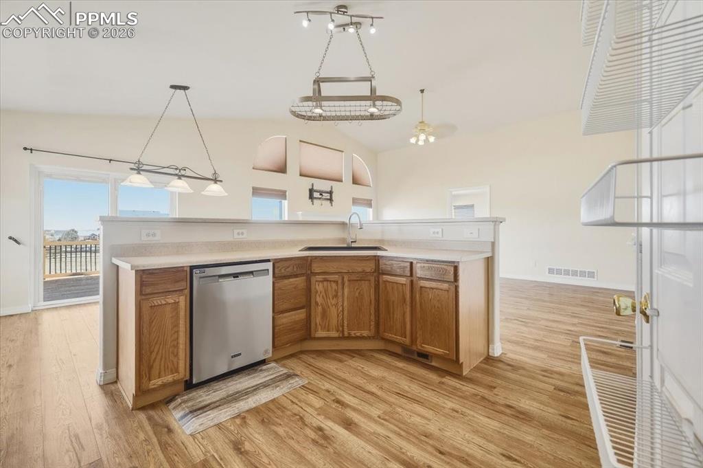 Image 10 of 25: Kitchen