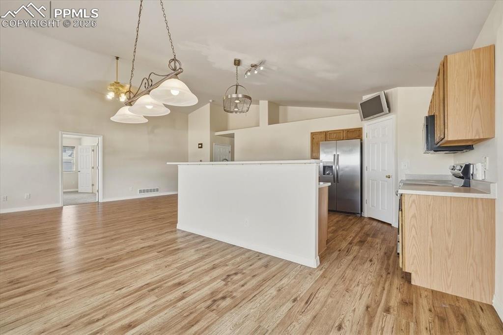 Image 11 of 25: Kitchen