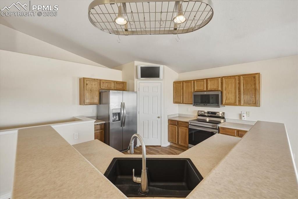 Image 12 of 25: Kitchen