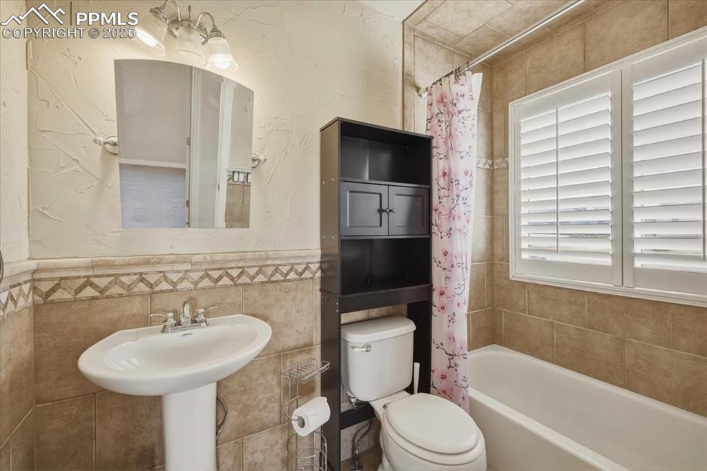 Image 14 of 25: Bathroom