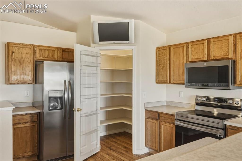 Image 16 of 25: Kitchen