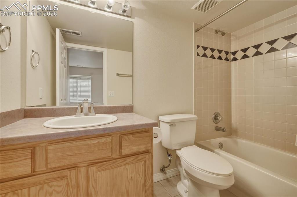 Image 21 of 25: Bathroom