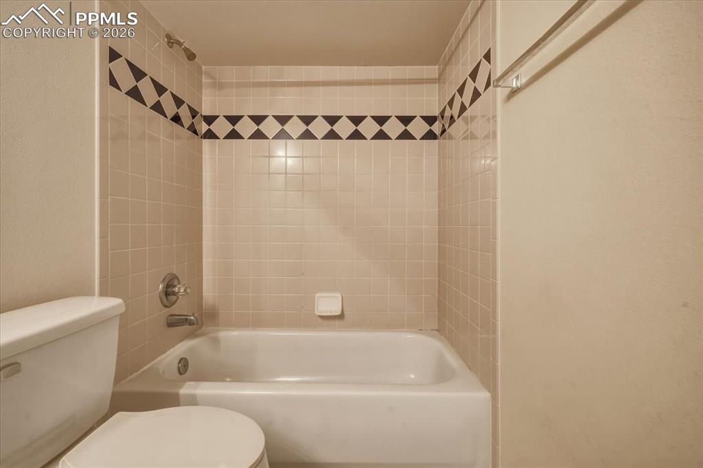 Image 22 of 25: Bathroom