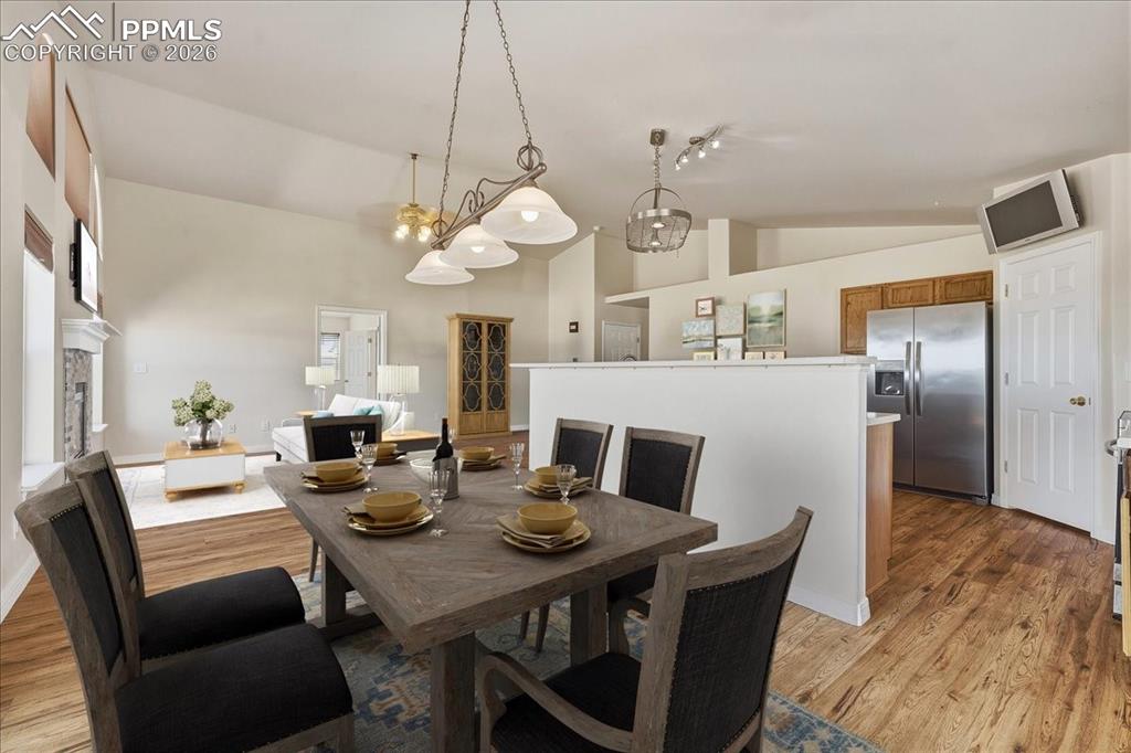 Image 4 of 25: Dining Area