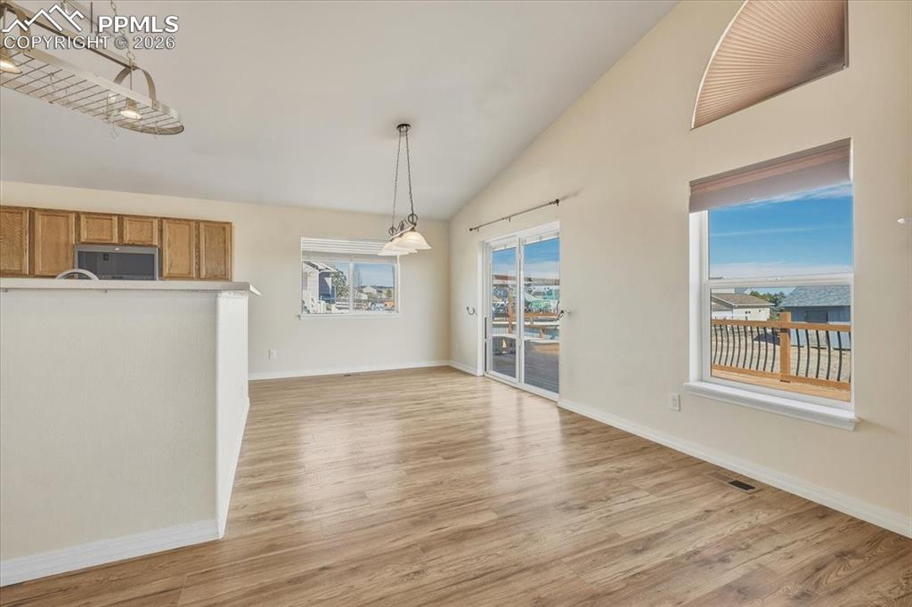 Image 9 of 25: Dining Area