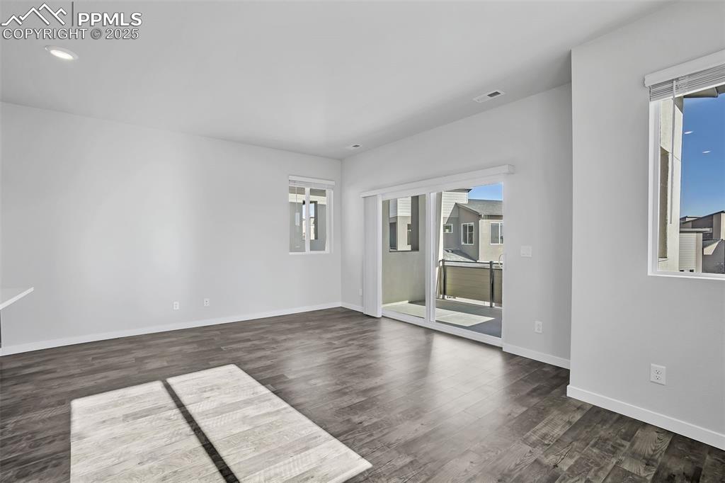 Image 16 of 23: Upper level unit