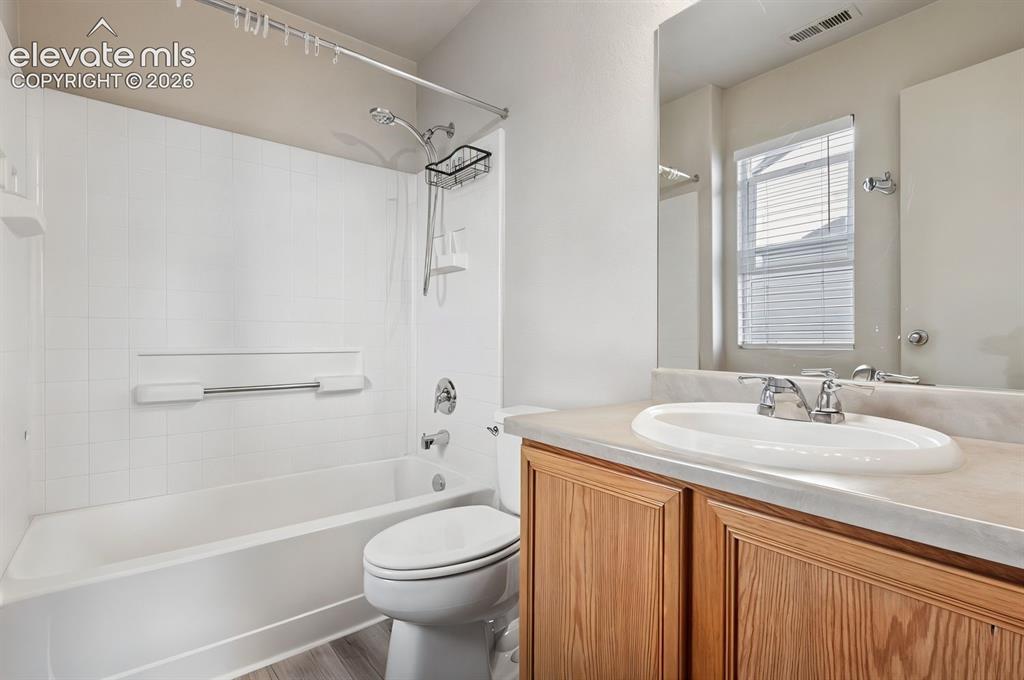 Image 16 of 35: Bathroom