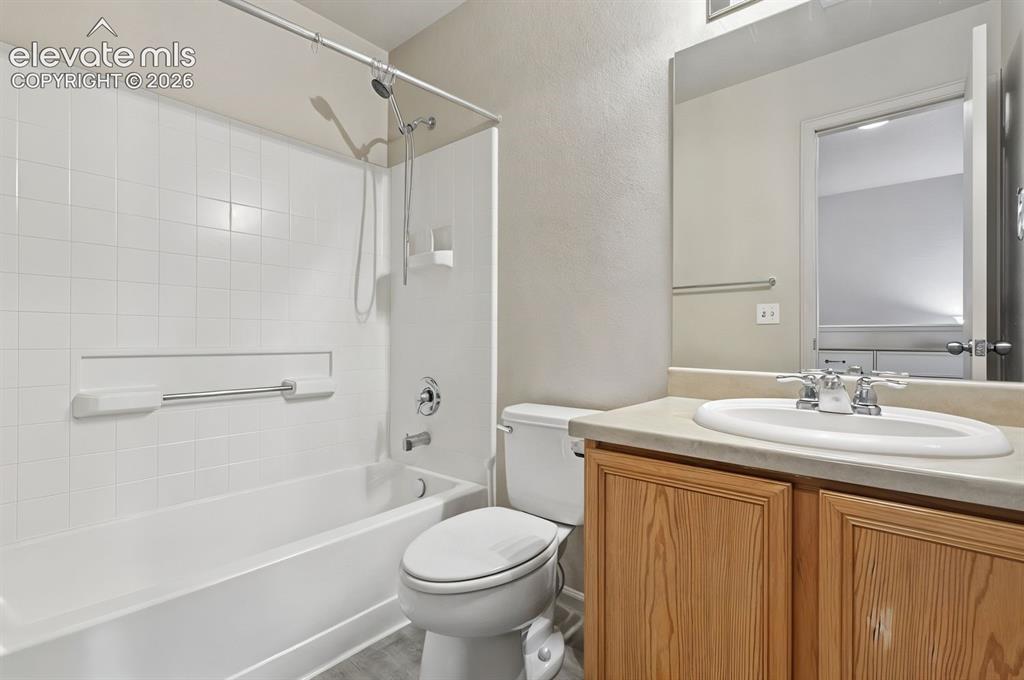 Image 19 of 35: Bathroom