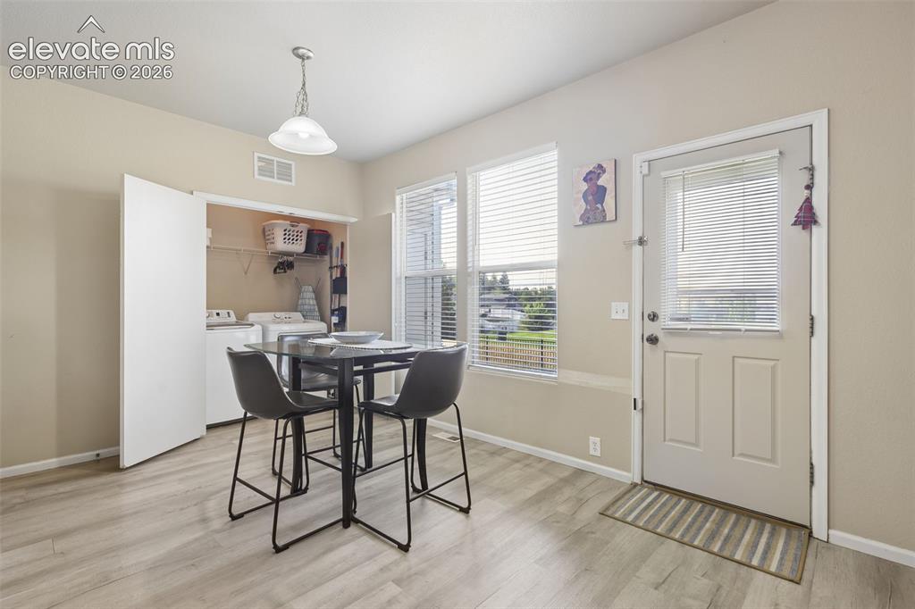Image 8 of 35: Dining Area