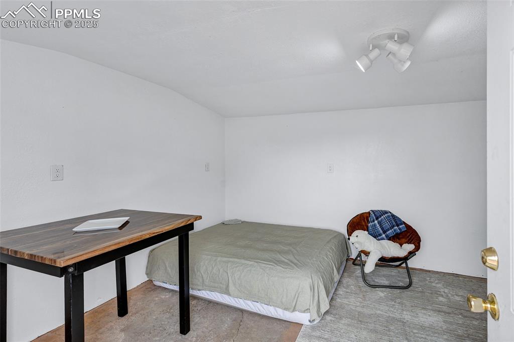 Image 26 of 39: Bedroom, pool house or gamers room has electricity