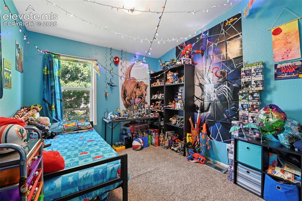 Image 19 of 28: Bedroom