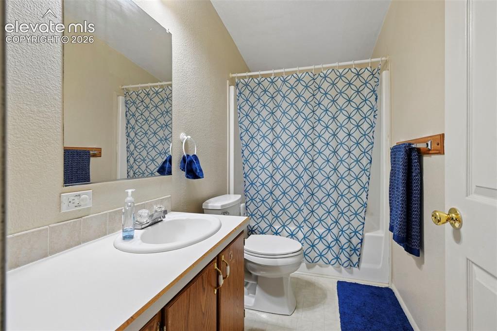 Image 20 of 28: Bathroom