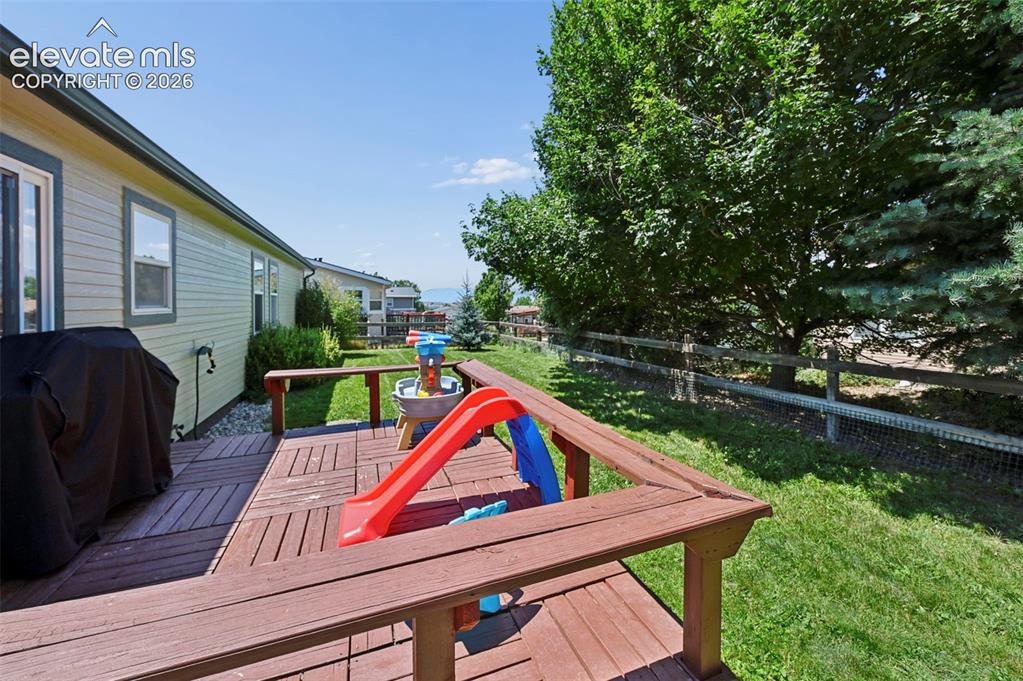Image 23 of 28: Deck