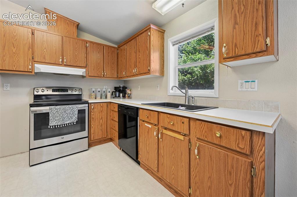 Image 7 of 28: Kitchen