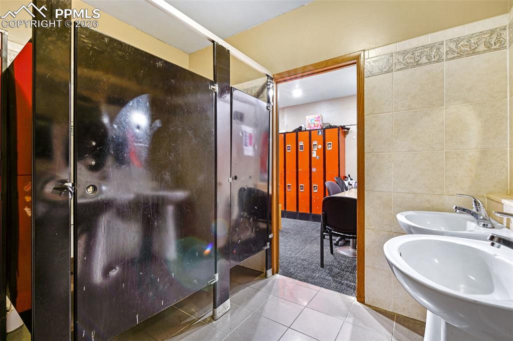 Image 21 of 24: Bathroom