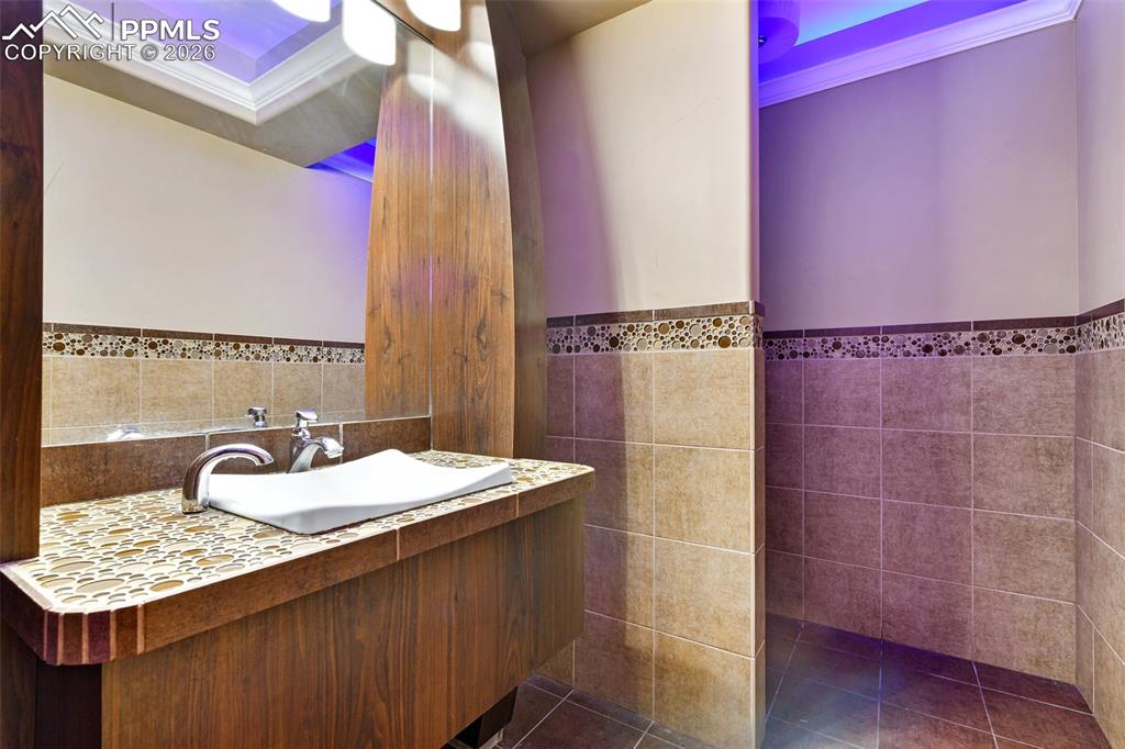 Image 22 of 24: Bathroom