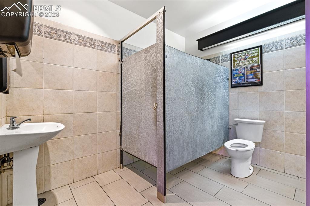 Image 23 of 24: Bathroom