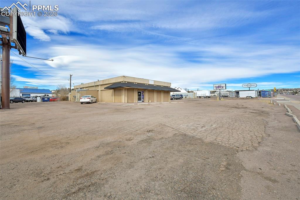 Image 4 of 24: Parking