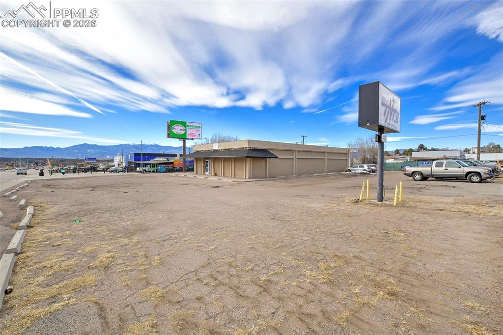 Image 5 of 24: Parking