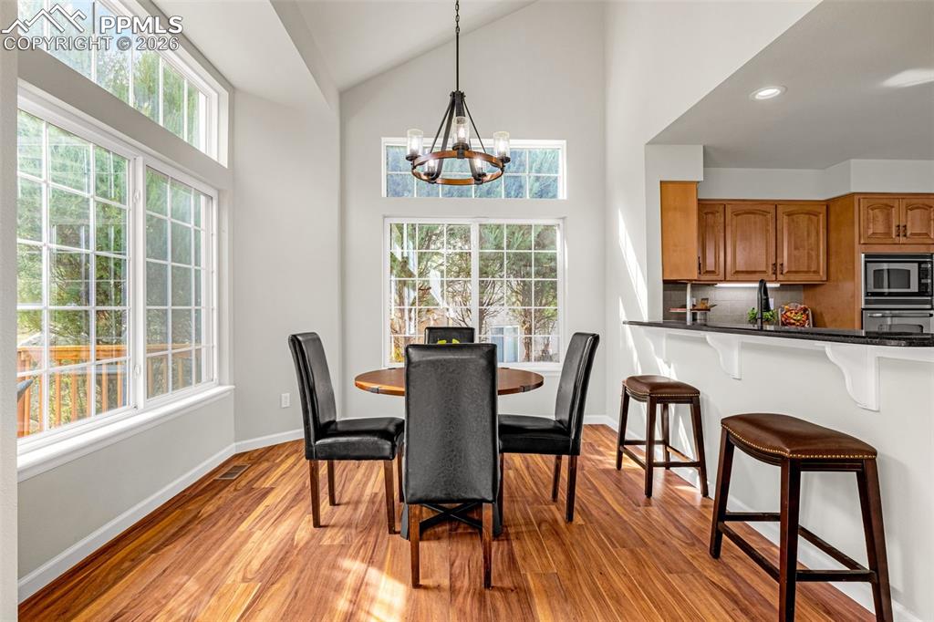 Image 14 of 47: Dining Area