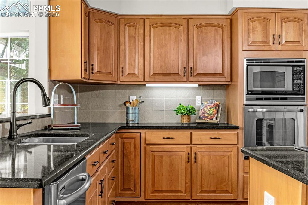 Image 16 of 47: Kitchen