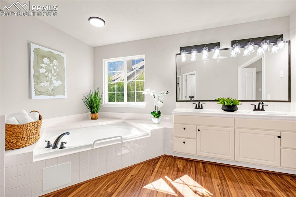 Image 20 of 47: Bathroom