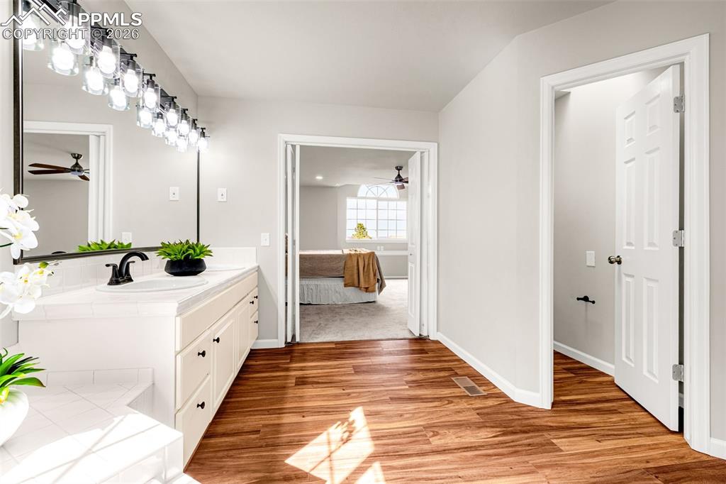 Image 21 of 47: Bathroom