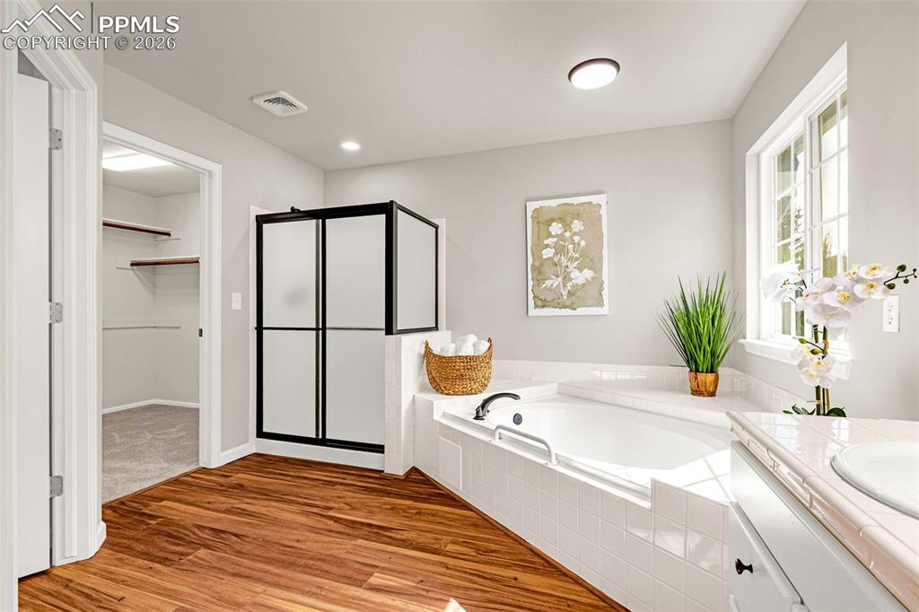 Image 22 of 47: Bathroom