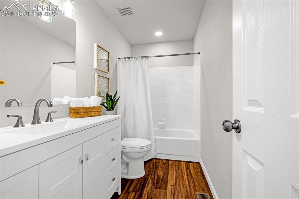 Image 27 of 47: Bathroom