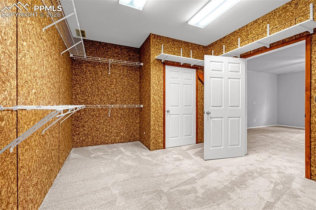 Image 34 of 47: Closet