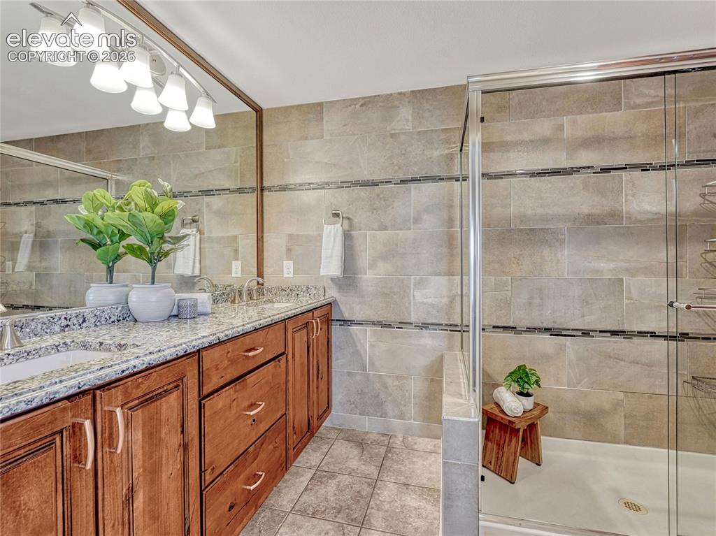 Image 7 of 42: Primary ensuite w/dual vanity, separate toilet, o/s shower.