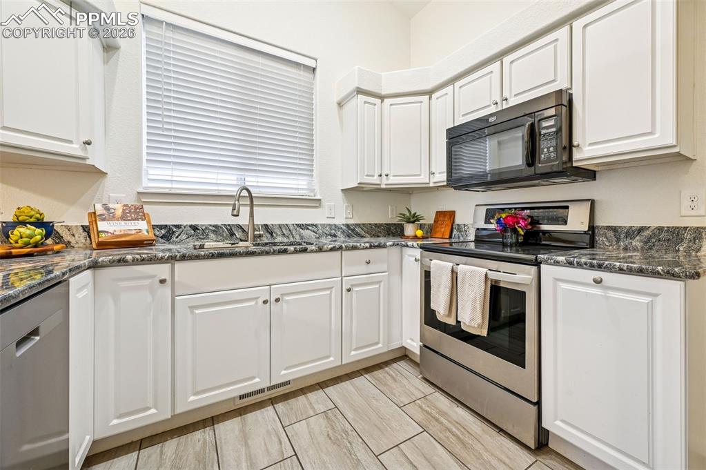 Image 13 of 37: Lovely granite counters, lots of storage