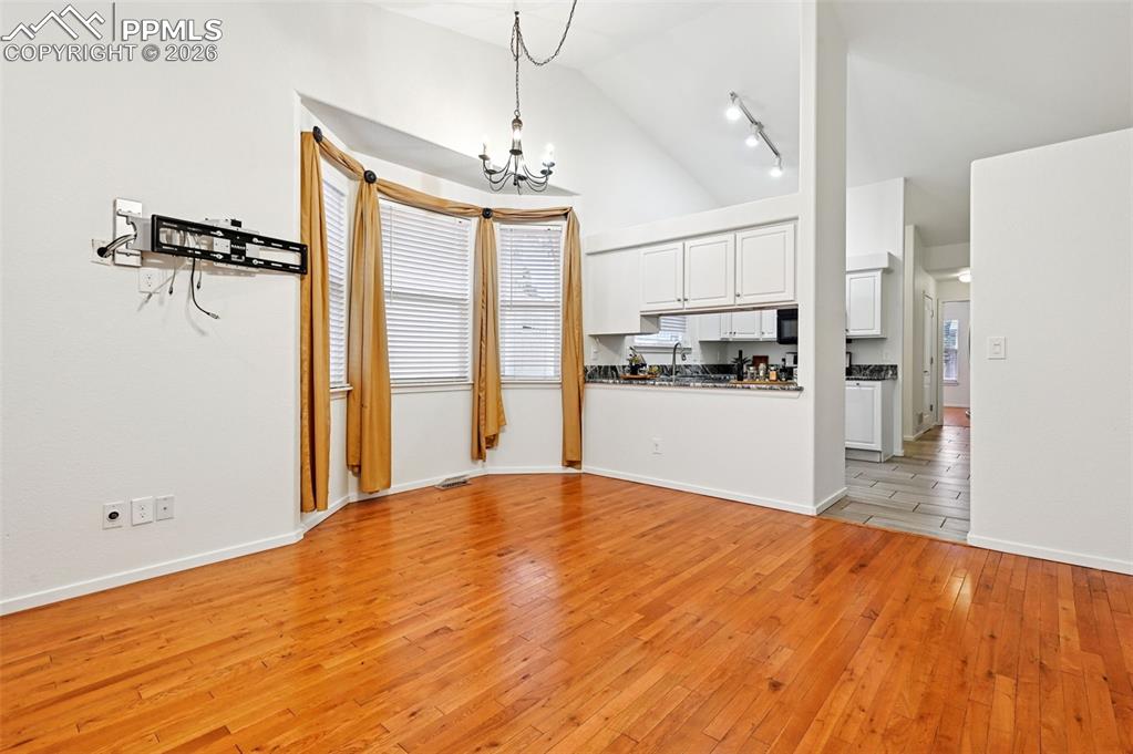 Image 15 of 37: Dining area with bay window