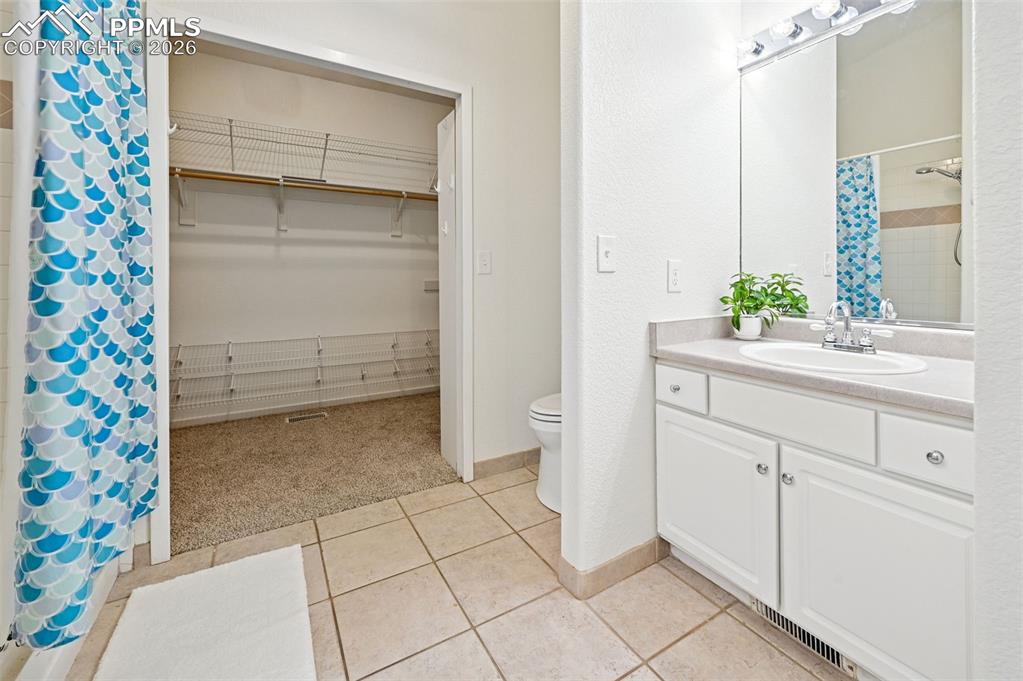 Image 25 of 37: 2nd vanity