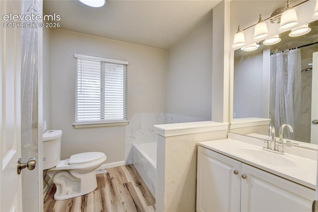 Image 15 of 23: Bathroom