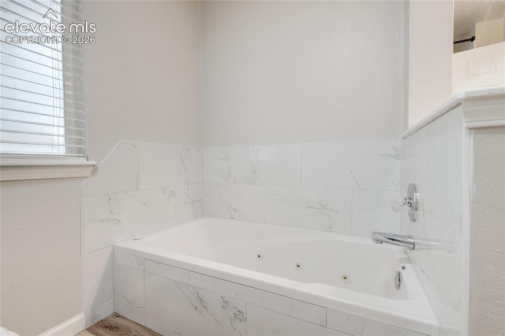 Image 16 of 23: Bathroom