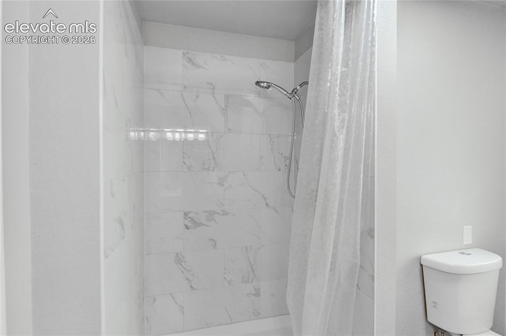 Image 17 of 23: Bathroom